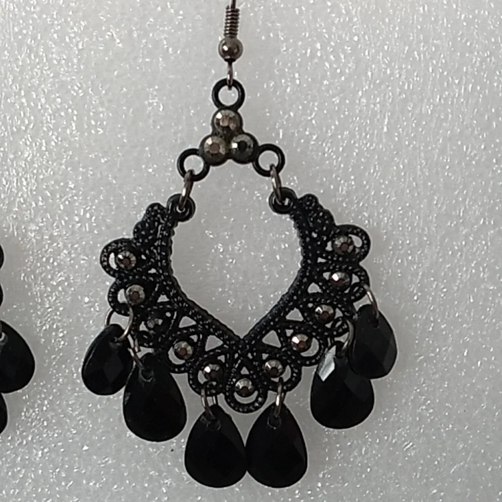 Black bead "macrame" pattern earrings - Picture 2 of 3